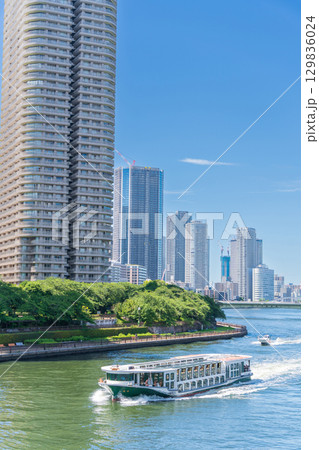 「東京都」隅田川を走る水上バス　中央区 129836024
