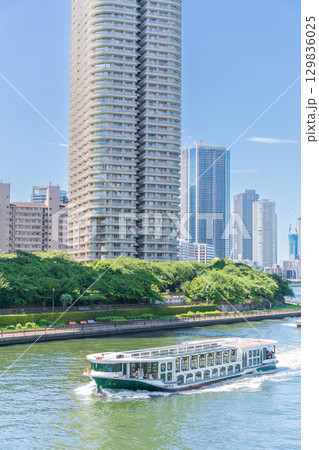 「東京都」隅田川を走る水上バス　中央区 129836025