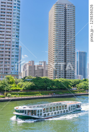 「東京都」隅田川を走る水上バス　中央区 129836026