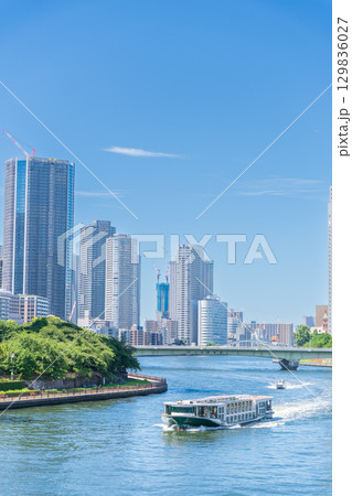 「東京都」隅田川を走る水上バス　中央区 129836027