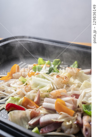 ホットプレートでシーフードの野菜炒め ホットプレートでシーフードの野菜炒め 129836149