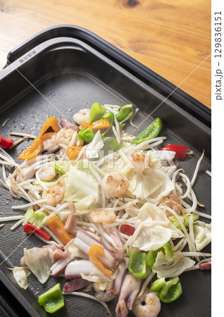 ホットプレートでシーフードの野菜炒め ホットプレートでシーフードの野菜炒め 129836151