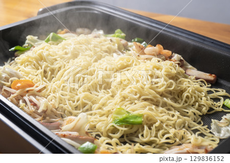ホットプレートで塩焼きそば 129836152