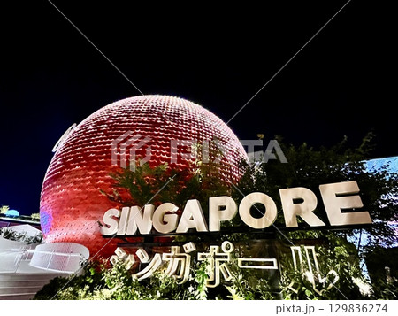 大阪・関西万博2025　ライトアップされたシンガポールパビリオン 129836274
