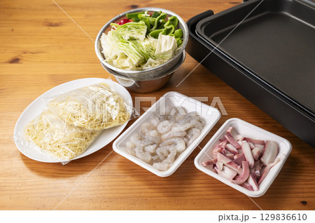 ホットプレートと焼きぞばの材料 ホットプレートと焼きぞばの材料 129836610