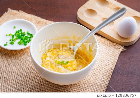 ロールドオーツでお粥作り 129836757