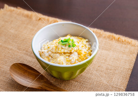 レンジ調理　オートミールで卵がゆ 129836758