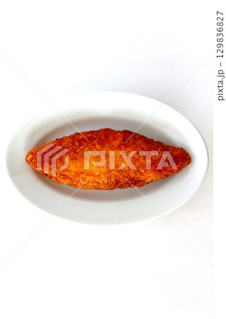 真上から見た白背景の白身魚のフライ 129836827
