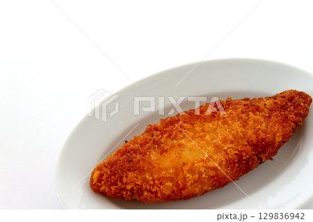 白背景の白身魚のフライ 129836942