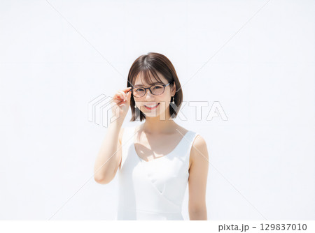 眼鏡をかけた女性の表情とポートレート 眼鏡をかけた女性の表情とポートレート 129837010