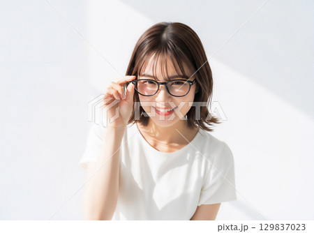 眼鏡をかけた女性の表情とポートレート 129837023