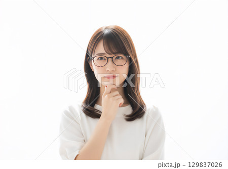 眼鏡をかけた女性の表情とポートレート 眼鏡をかけた女性の表情とポートレート 129837026