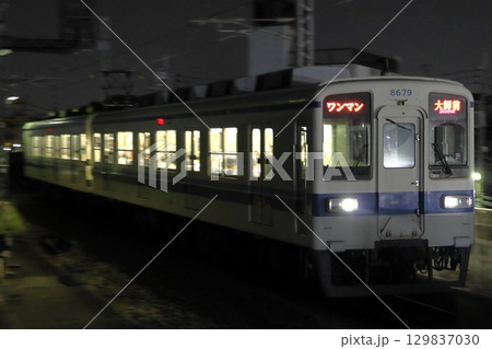 深夜の東武大師線8000系電車(ワンマン運転:西新井⇔大師前) 深夜の東武大師線8000系電車(ワンマン運転:西新井⇔大師前) 129837030