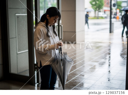 雨の日に傘と過ごす女性のライフスタイル 129837156
