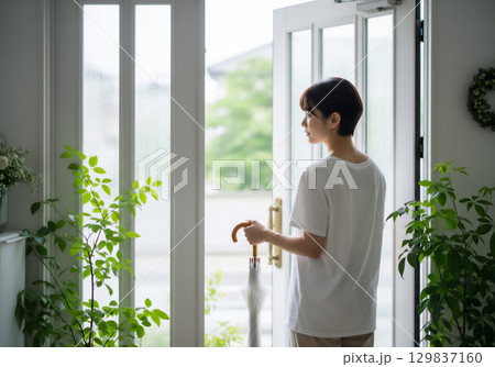 雨の日に傘と過ごす女性のライフスタイル 129837160