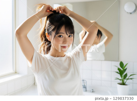 朝の身支度をする女性 129837330