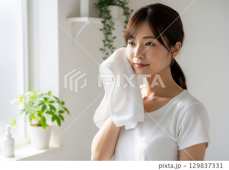 朝の身支度をする女性 129837331