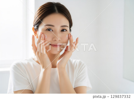 朝の身支度をする女性 129837332
