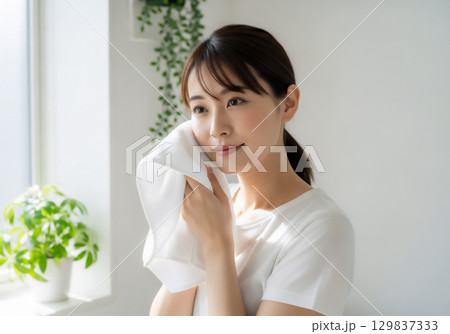 朝の身支度をする女性 129837333