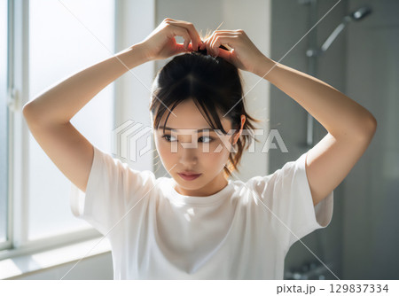 朝の身支度をする女性 129837334