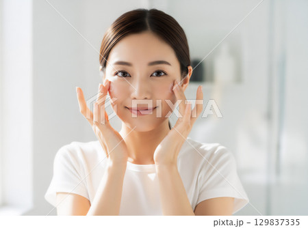 朝の身支度をする女性 129837335