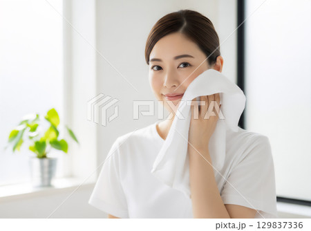 朝の身支度をする女性 129837336