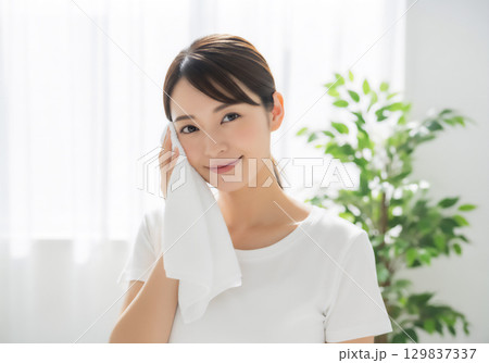 朝の身支度をする女性 129837337