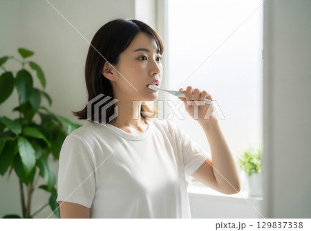 朝の身支度をする女性 129837338