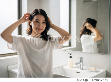 朝の身支度をする女性 129837339