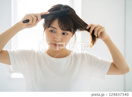 朝の身支度をする女性 129837340