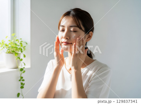 朝の身支度をする女性 129837341