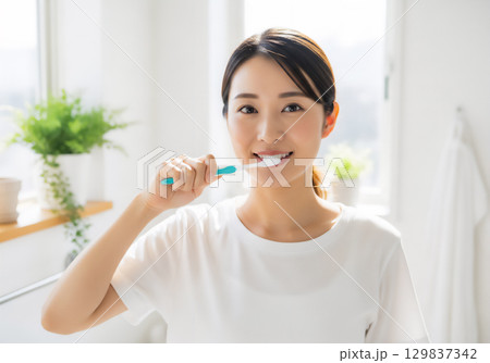 朝の身支度をする女性 129837342