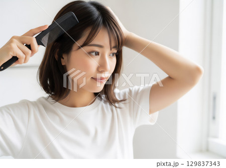 朝の身支度をする女性 129837343