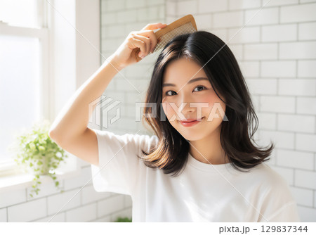 朝の身支度をする女性 129837344