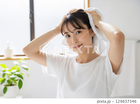 朝の身支度をする女性 129837346