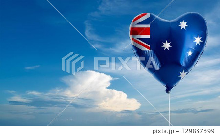 オーストラリアの国旗のハート型の風船と青空 オーストラリアの国旗のハート型の風船と青空 129837399