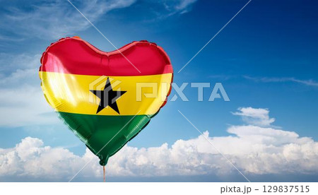 ガーナの国旗のハート型の風船と青空 129837515