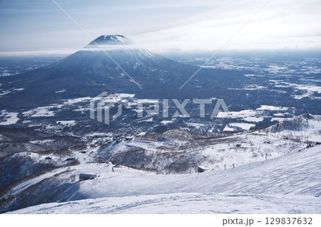 厳冬のニセコアンヌプリ山頂付近から羊蹄山を臨む 129837632