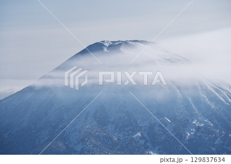 厳冬のニセコアンヌプリ山頂付近から羊蹄山を臨む 厳冬のニセコアンヌプリ山頂付近から羊蹄山を臨む 129837634
