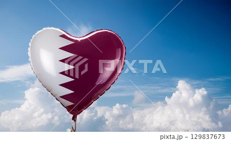 カタールの国旗のハート型の風船と青空 129837673