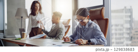 Collaborative Teamwork Among Professionals in a Modern Office Setting and Environment Collaborative Teamwork Among Professionals in a Modern Office Setting and Environment 129838683
