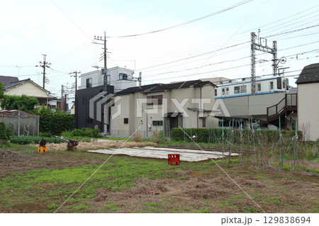 農地を行く東武大師線8000系電車（白色） 129838694