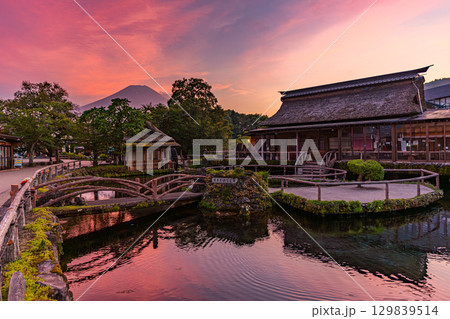 忍野八海と富士山 夕焼け 忍野八海と富士山 夕焼け 129839514