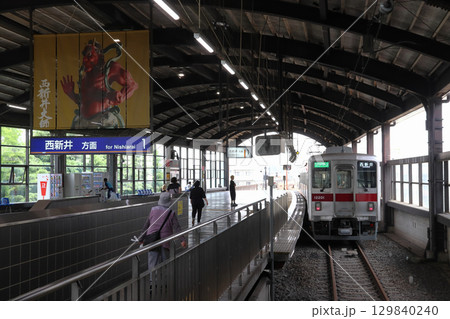 大師前駅に停車中の東武大師線10000系電車 129840240