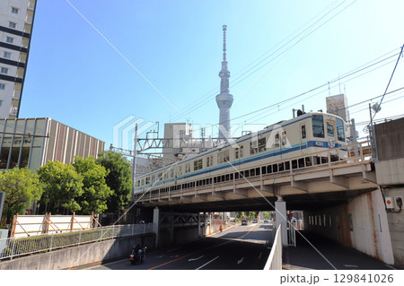 東京スカイツリーと引退間際の東武亀戸線8000系電車 129841026