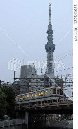 東京スカイツリーと東武亀戸線8000系電車 129841028