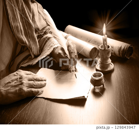Male hand witn big quill 129843947