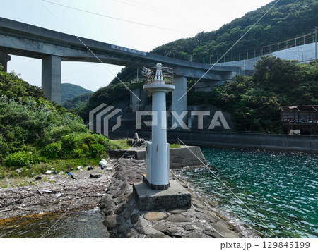 愛媛県愛南町　船越運河と北口防波堤灯台 129845199