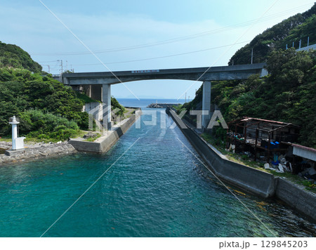 愛媛県愛南町 船越運河と北口防波堤灯台 愛媛県愛南町 船越運河と北口防波堤灯台 129845203