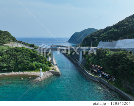 愛媛県愛南町 船越運河と北口防波堤灯台 愛媛県愛南町 船越運河と北口防波堤灯台 129845204